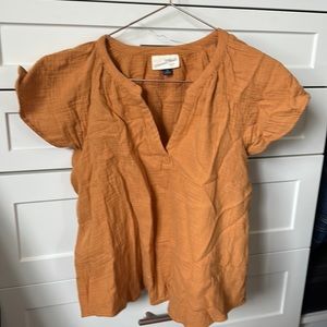 Like new universal thread mustard top
